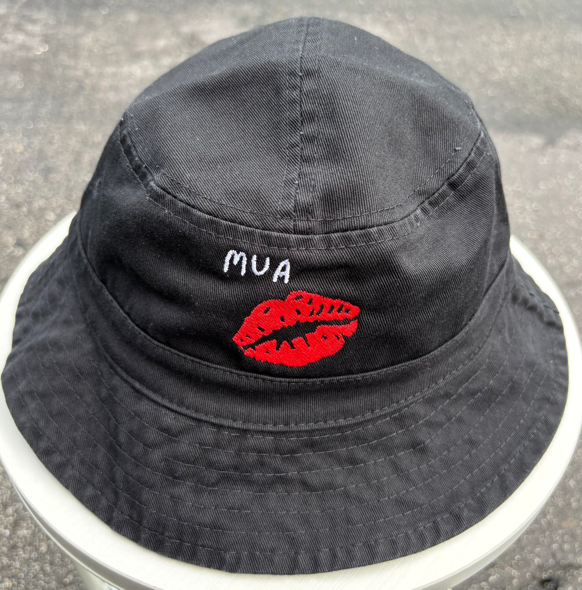 MUA KISSY BUCKET HAT - BLACK - MUA